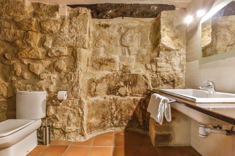 Standard Double Room | Bathroom | Shower, free toiletries, hair dryer, towels