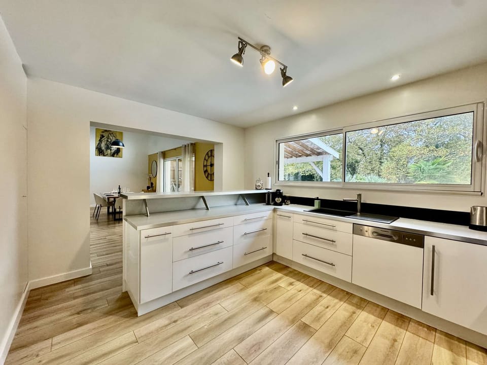 Fully equipped kitchen (dishwasher, refrigerator/freezer, oven, induction cooker with hood, etc...)