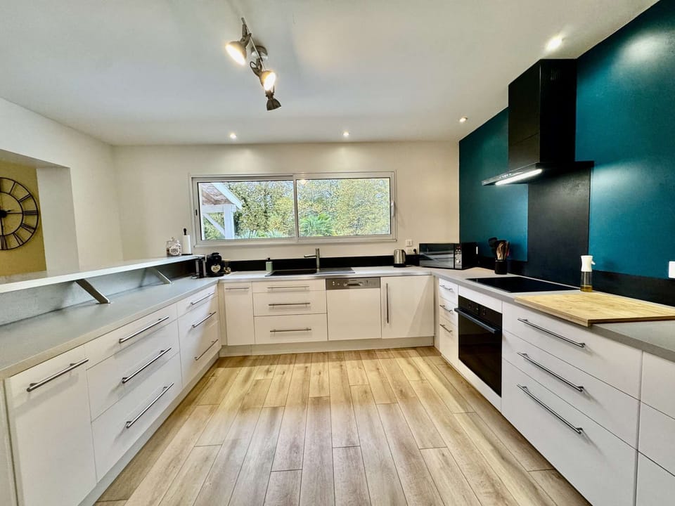 Fully equipped kitchen (dishwasher, refrigerator/freezer, oven, induction cooker with hood, etc...)