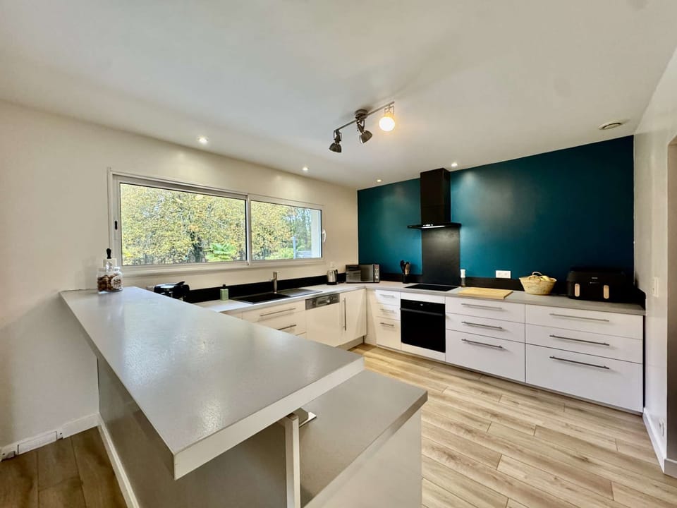 Fully equipped kitchen (dishwasher, refrigerator/freezer, oven, induction cooker with hood, etc...)
