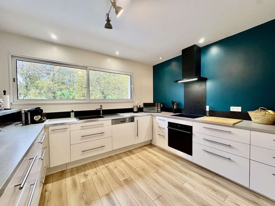 Fully equipped kitchen (dishwasher, refrigerator/freezer, oven, induction cooker with hood, etc...)