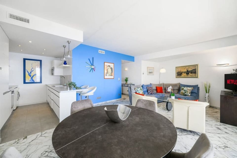 Intérieur chic avec un design élégant et une décoration soigneusement choisie.