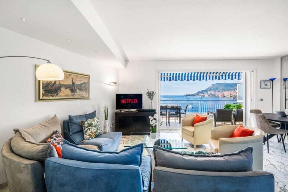 Un salon cosy avec un fauteuil confortable et une déco chaleureuse et chic.