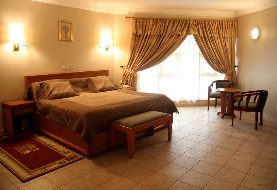 Business Suite | Premium bedding, down comforters, in-room safe, desk