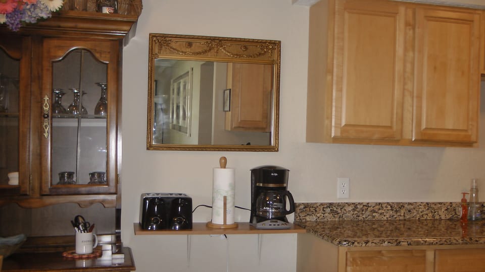 Coffee pot and toaster appliances