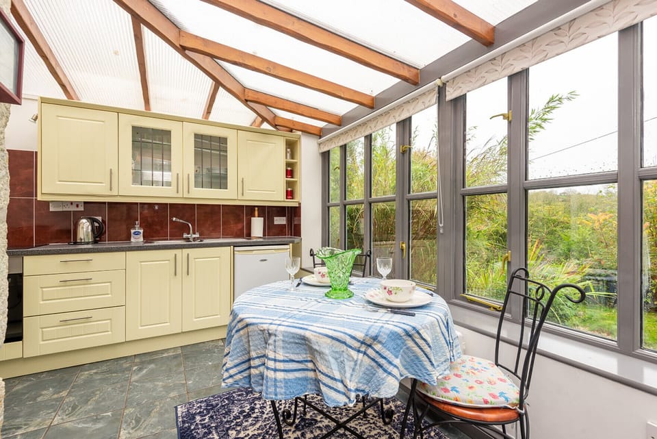 Kitchen & Dining area