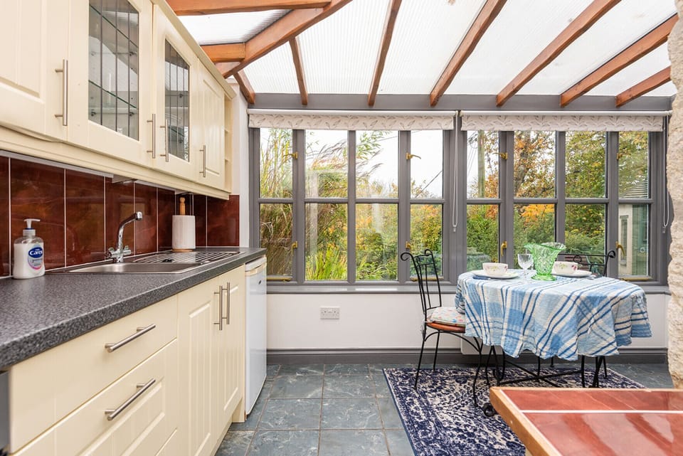 Kitchen & Dining area