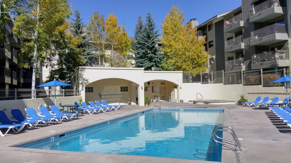 Year-round pool & hot tubs