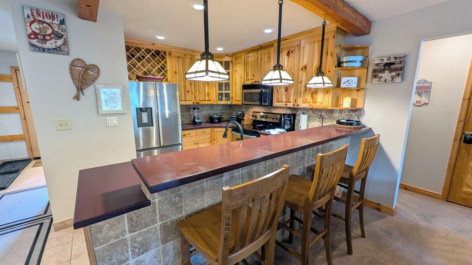 Beaver Creek West Condo M-3 kitchen with breakfast bar