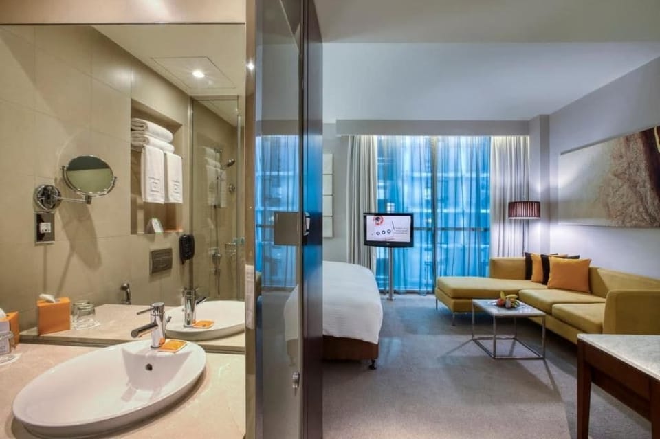 Studio, 1 Queen Bed | In-room safe, desk, iron/ironing board, free cribs/infant beds