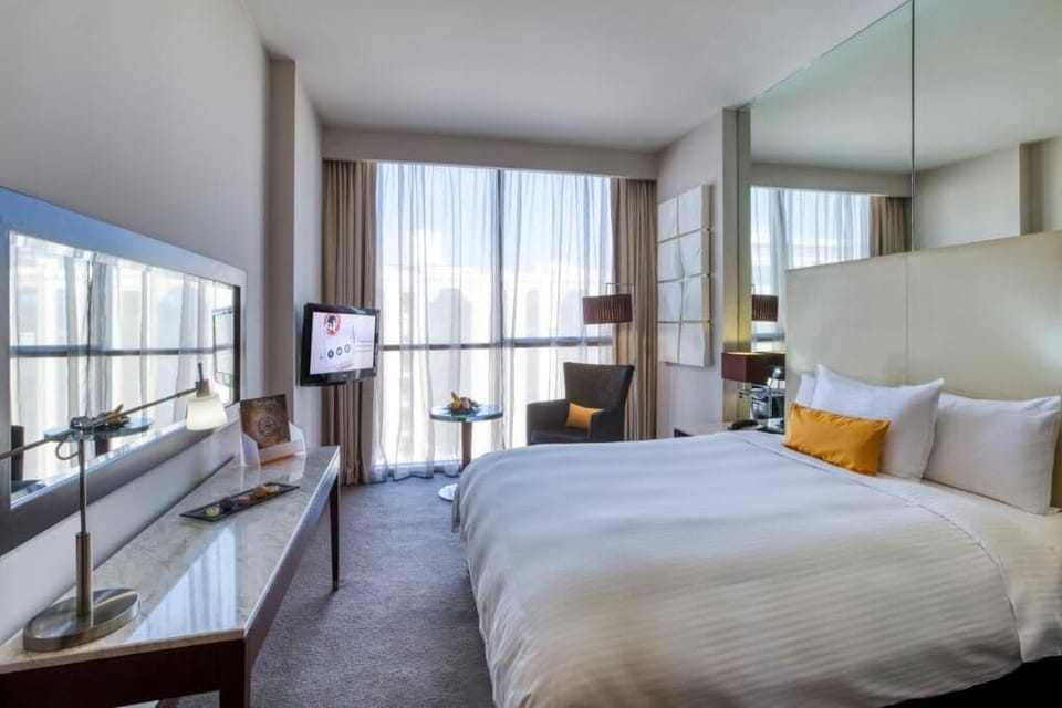 Room, 1 Queen Bed (Centro) | In-room safe, desk, iron/ironing board, free cribs/infant beds