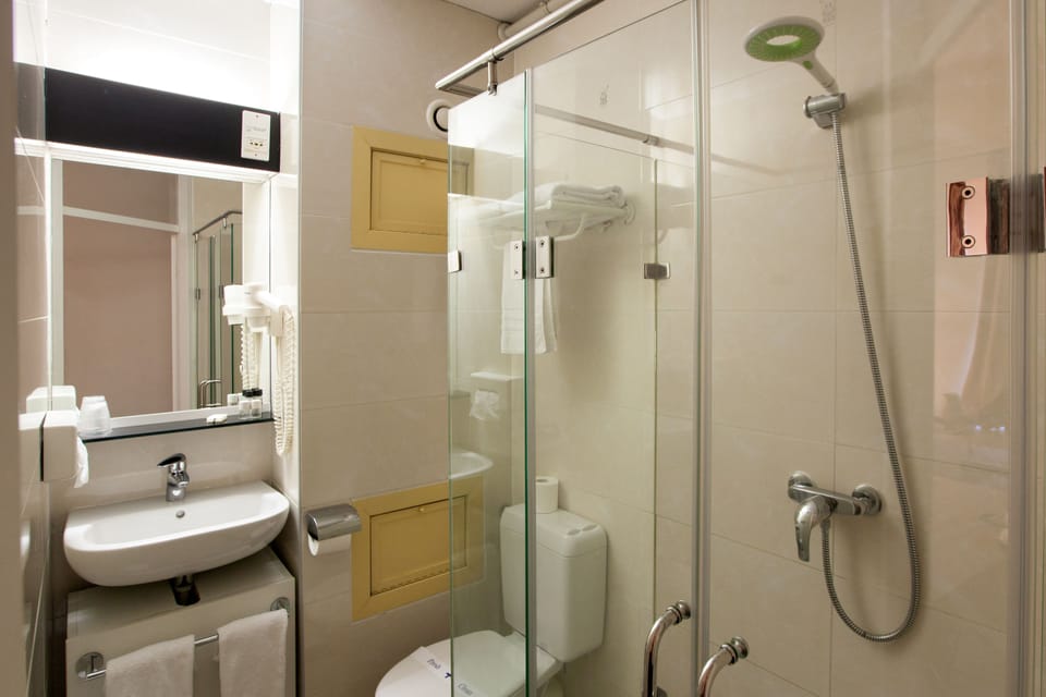 Shower, free toiletries, hair dryer, towels