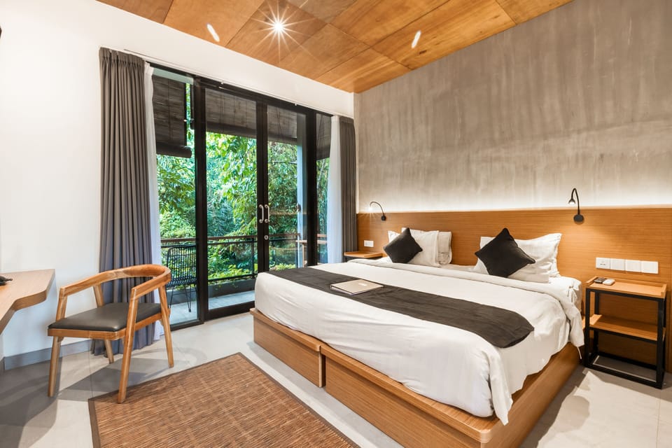 Deluxe Double or Twin Room, Garden View | Minibar, in-room safe, desk, laptop workspace