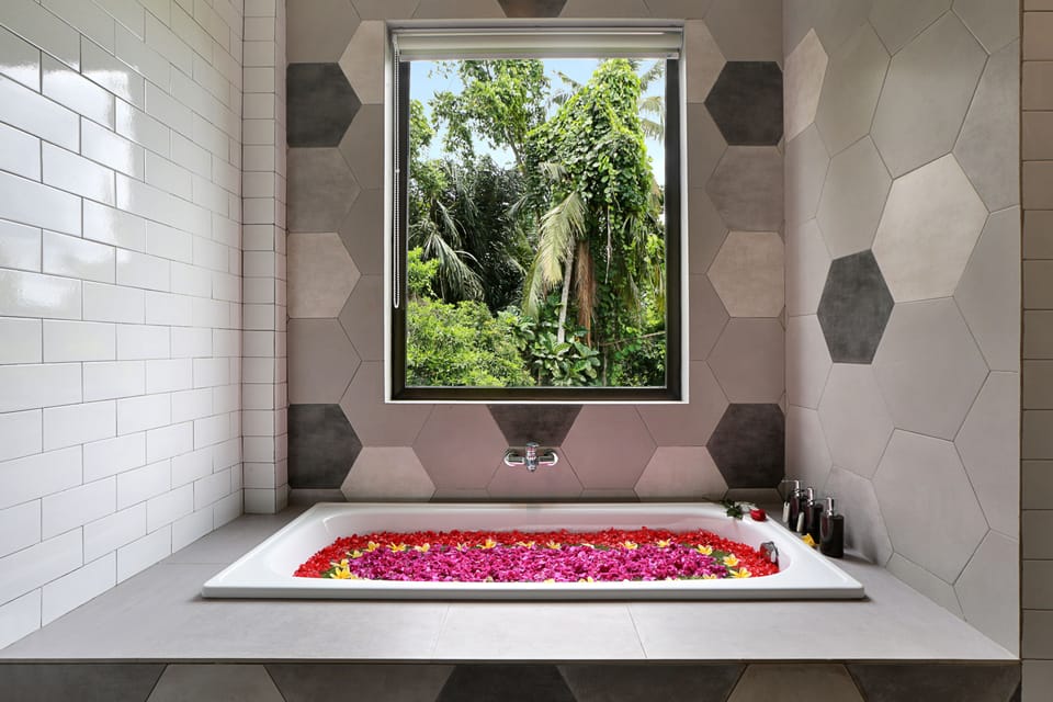 Deluxe Suite, Garden View | Deep soaking bathtub