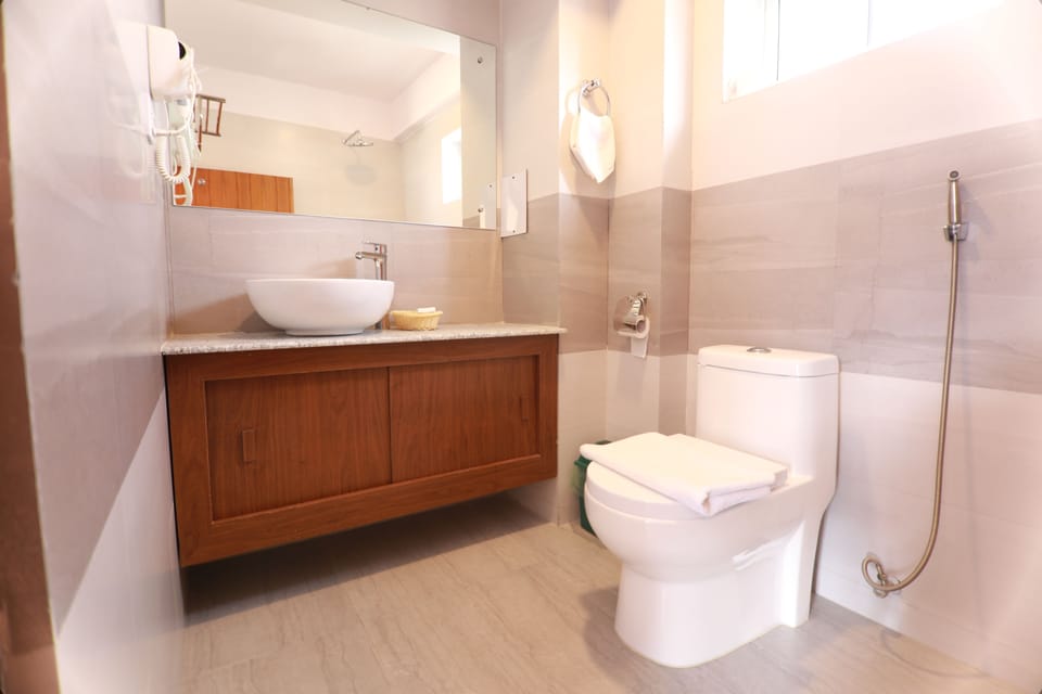 Deluxe Double Room | Bathroom | Shower, free toiletries, bathrobes, slippers