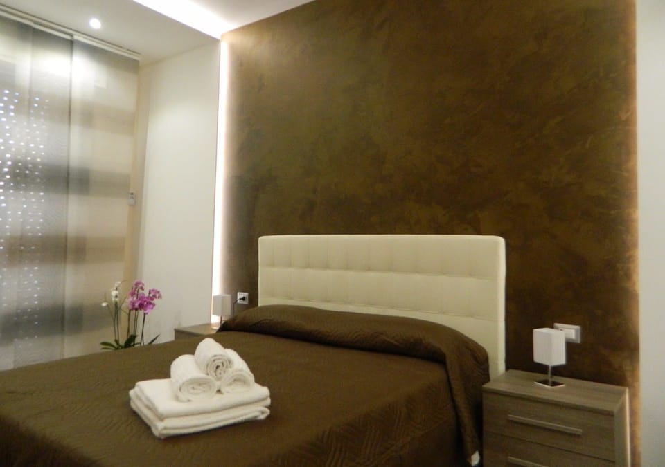 Triple Room (104) | Desk, free WiFi, bed sheets