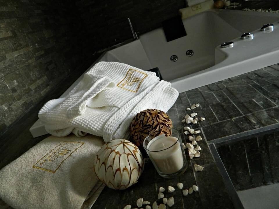 Suite, Jetted Tub (105) | Bathroom amenities | Shower, rainfall showerhead, free toiletries, hair dryer
