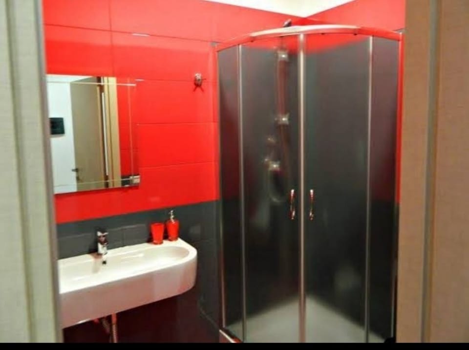 Double Room (103) | Bathroom | Shower, rainfall showerhead, free toiletries, hair dryer
