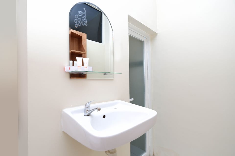 Deluxe Double Room | Bathroom | Shower, towels