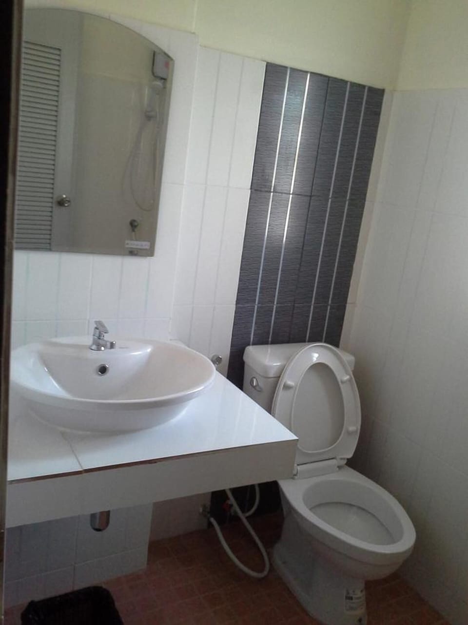 Shower, free toiletries, slippers, towels