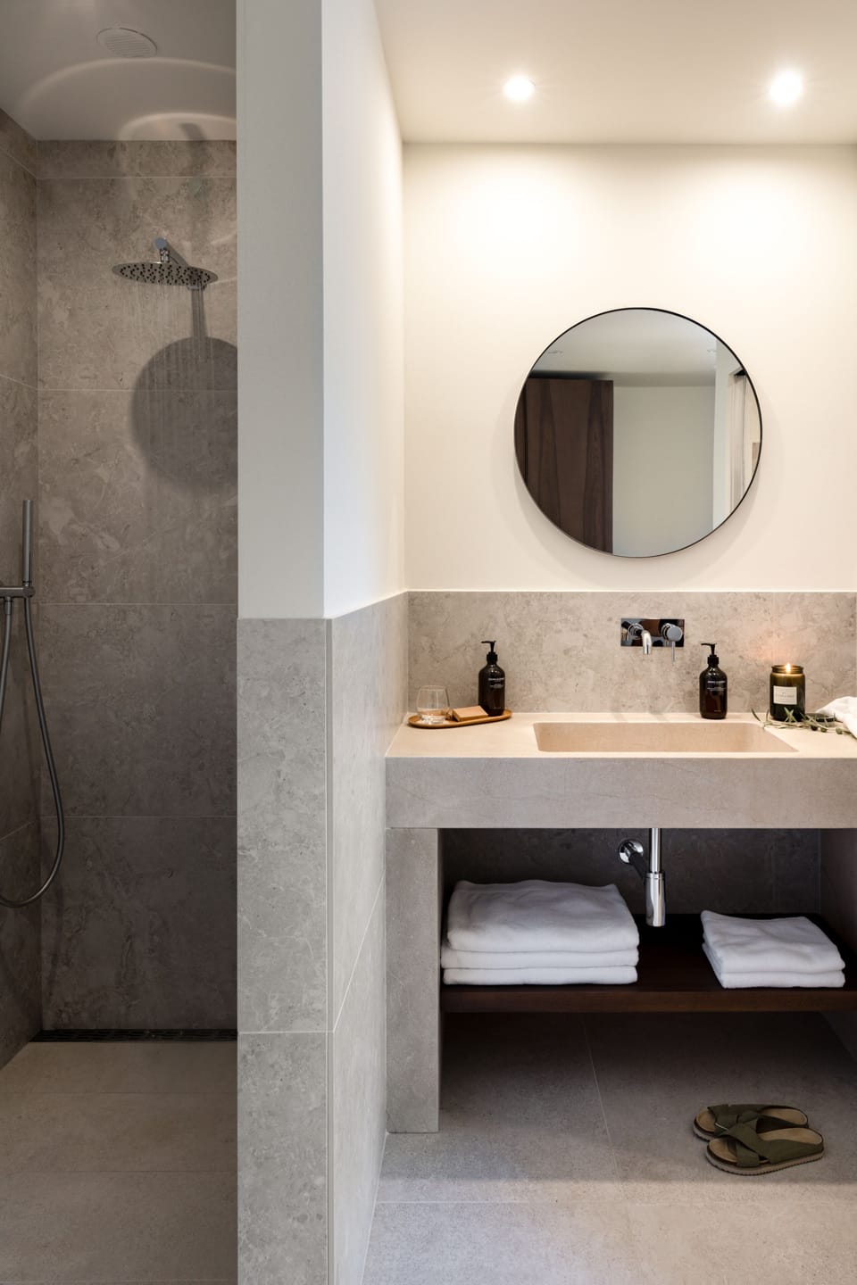 Standard comfort | Bathroom | Combined shower/tub, deep soaking tub, rainfall showerhead