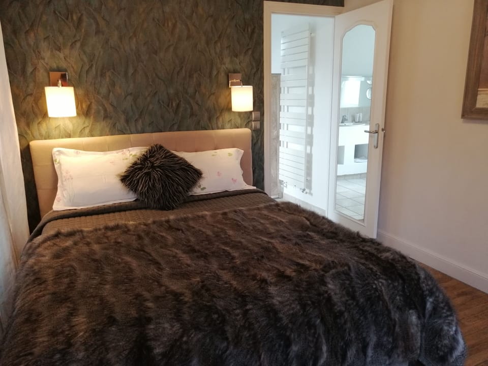 Classic Suite (Suite Florence) | Premium bedding, Select Comfort beds, individually decorated