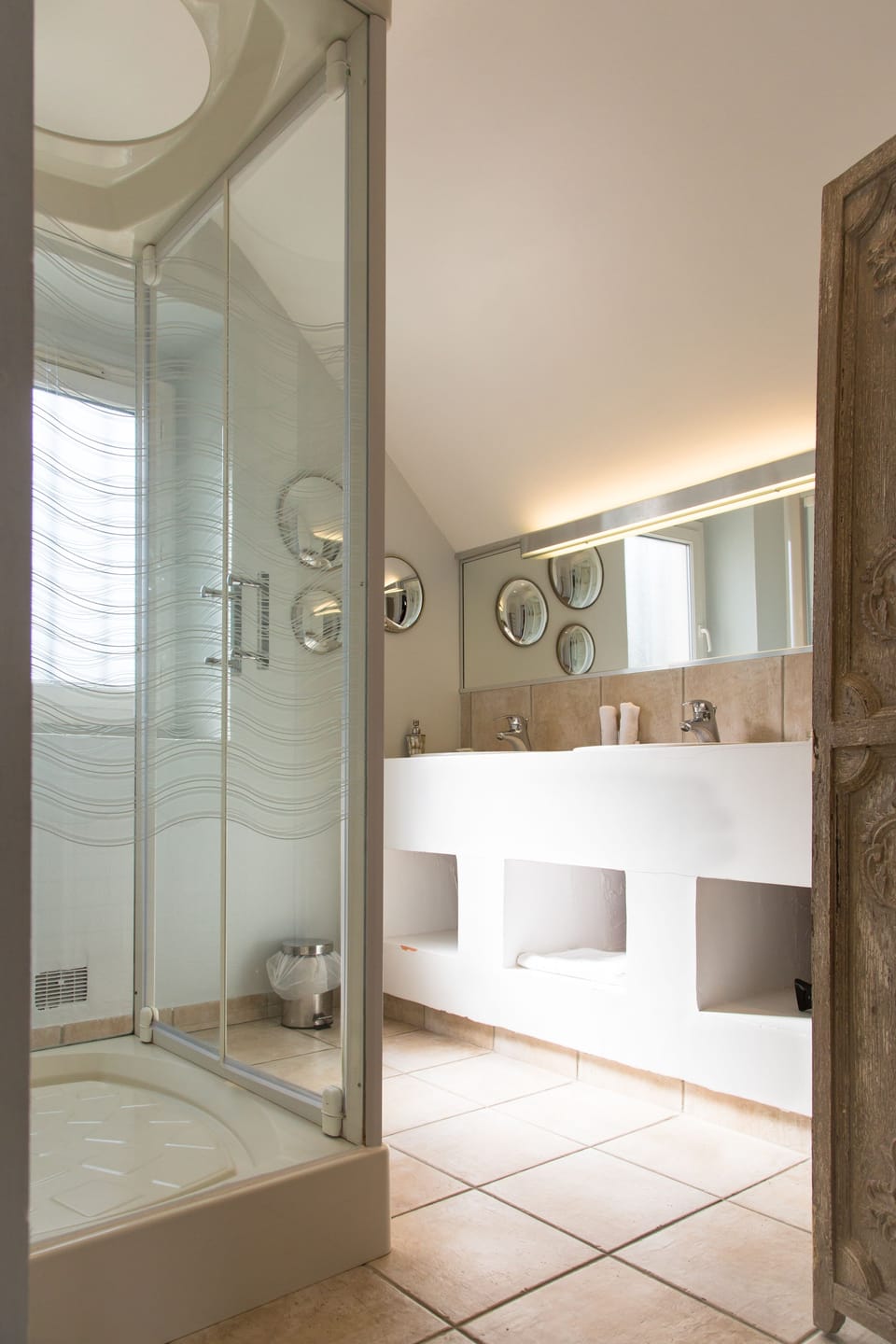 Classic Suite (Suite Florence) | Bathroom | Shower, free toiletries, hair dryer, towels