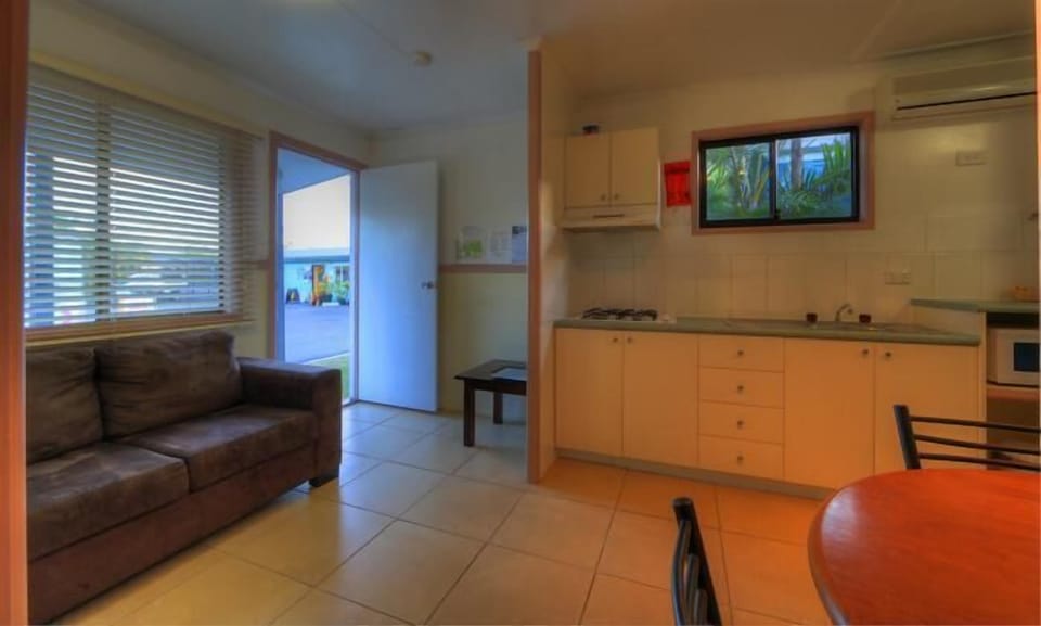Family Villa, 1 Bedroom, Non Smoking, Kitchenette (Deluxe Cabin) | Living area