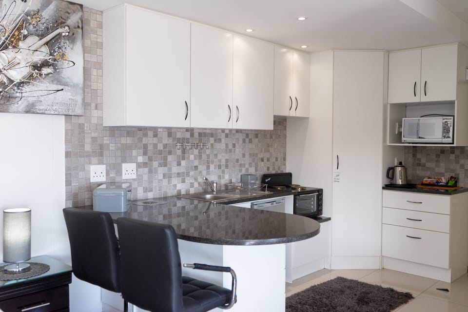 Family room with SelfCatering facilities  | Private kitchenette | Mini-fridge, electric kettle