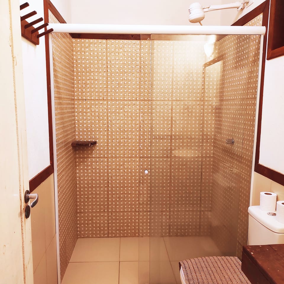 Room, Ground Floor | Bathroom | Shower, free toiletries, hair dryer, towels