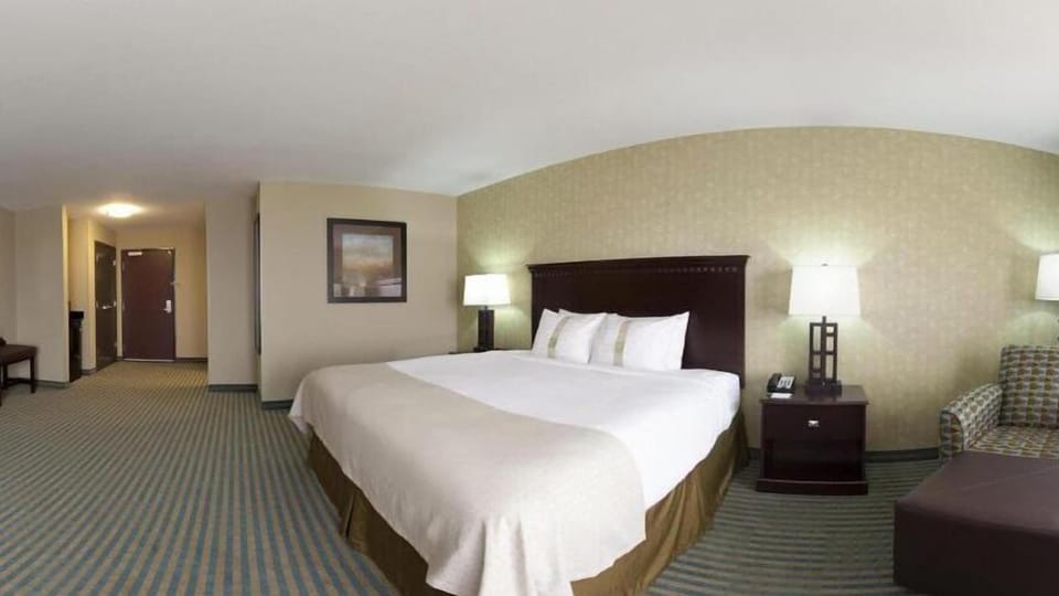 Premium bedding, pillowtop beds, desk, blackout drapes