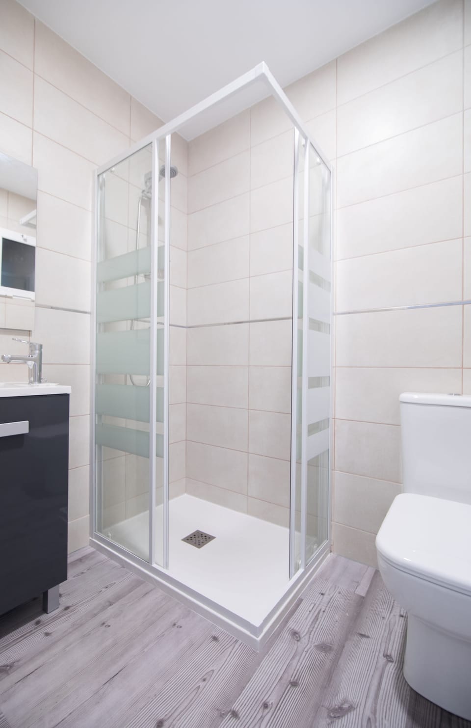 Shower, free toiletries, towels
