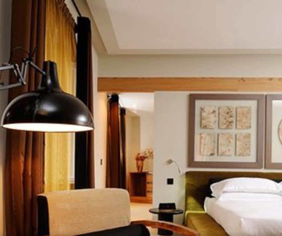 Deluxe Suite | Premium bedding, down comforters, minibar, in-room safe