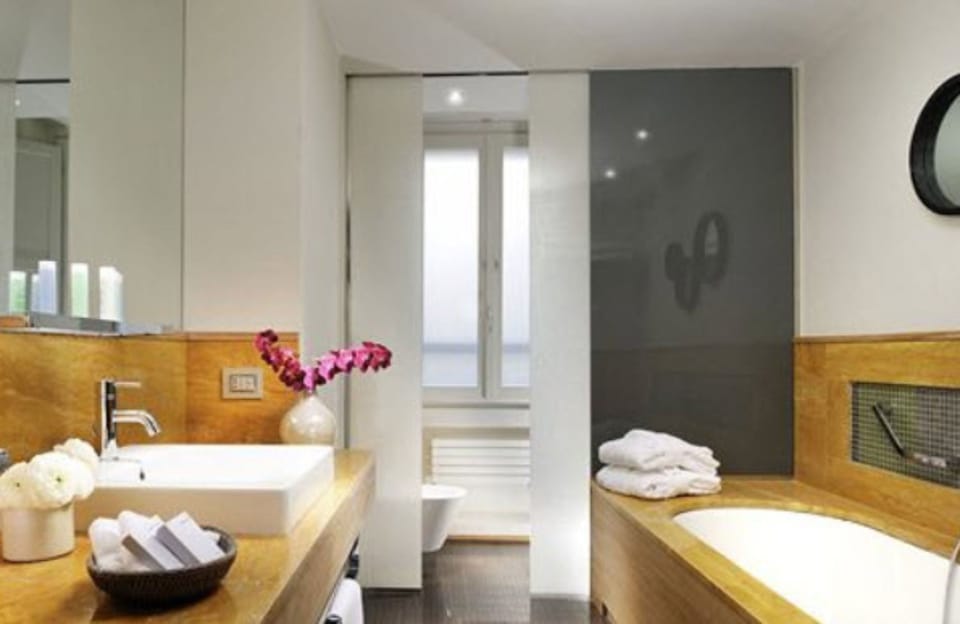 Classic Triple Room | Bathroom | Free toiletries, hair dryer, slippers, bidet