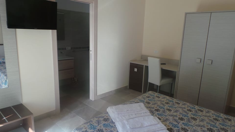 Double Room | In-room safe, desk, blackout drapes, cribs (free)