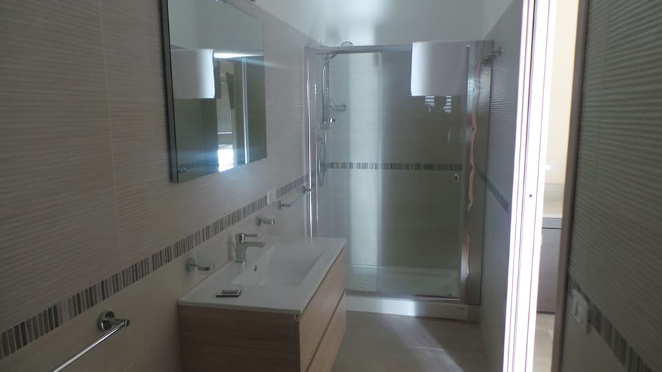 Double Room | Bathroom | Shower, hydromassage showerhead, free toiletries, hair dryer