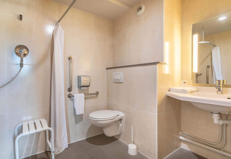 Double Room, Accessible, Non Smoking | Bathroom | Shower, free toiletries, towels, soap