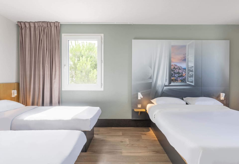 Quadruple Room, Non Smoking | Desk, soundproofing, free WiFi, bed sheets