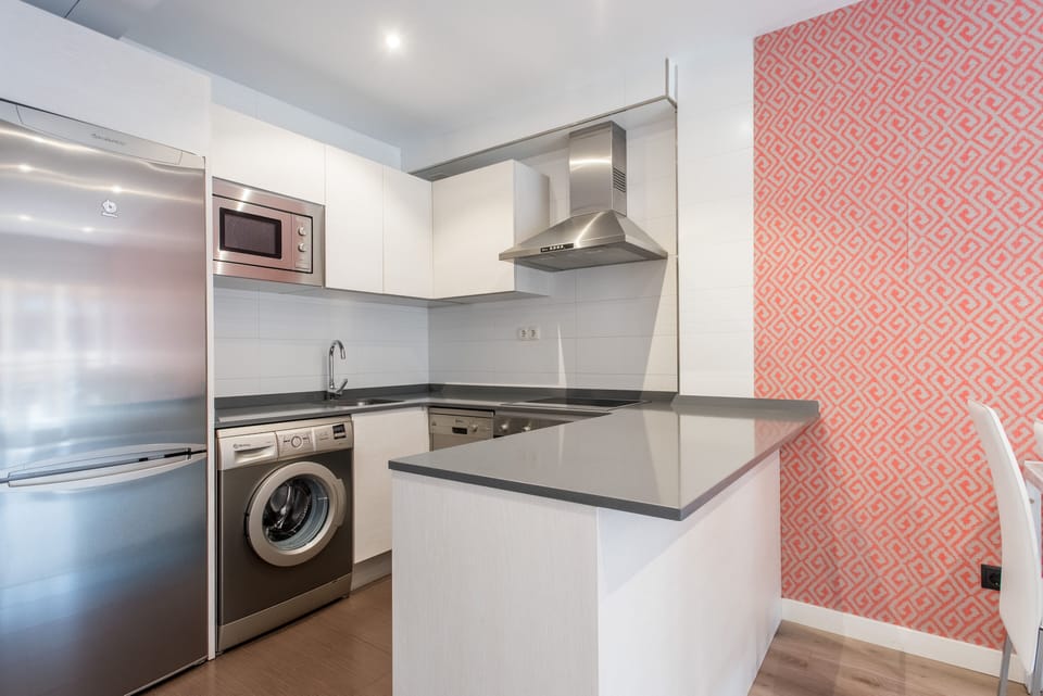 Full-size fridge, microwave, oven, stovetop