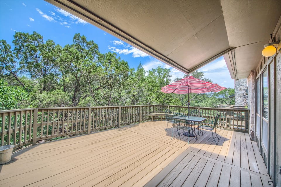 Beautiful large deck!