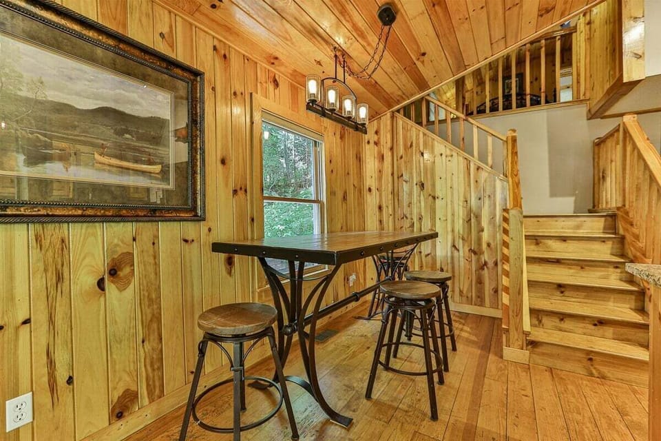 Dining for 4 right off the kitchen