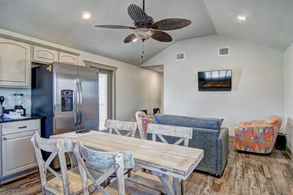 Dining area - Dining area with seating for 4