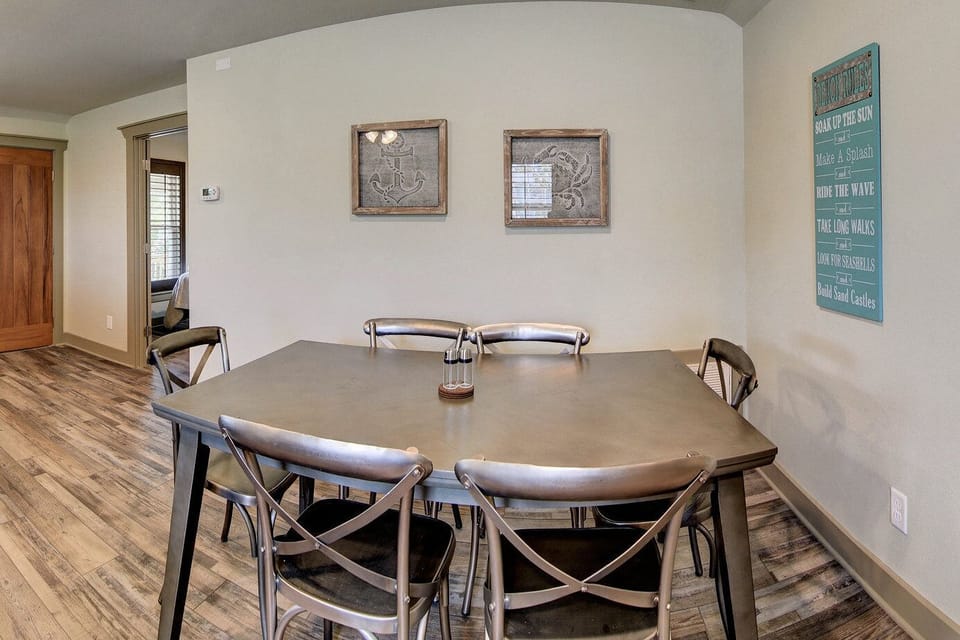 Dining area - enjoy family meals at the cozy dining table
