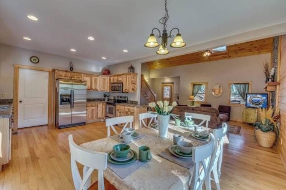 Gorgeous dining and kitchen area