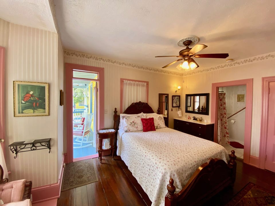 The Elizabeth Bedchamber. | Premium bedding, iron/ironing board, WiFi (free), alarm clocks