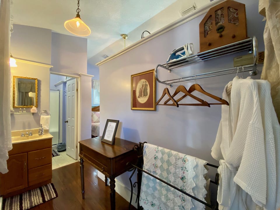 The Buckingham | Iron/ironing board, free WiFi, alarm clocks