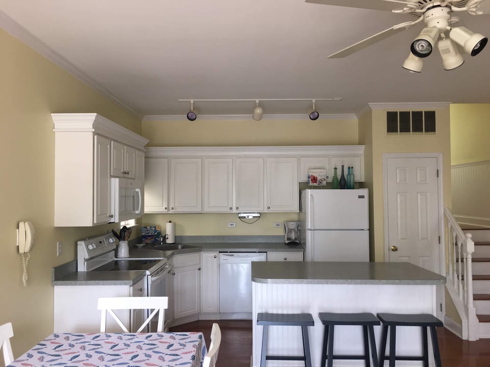 kitchen, fully stocked, seats 9, new appliances