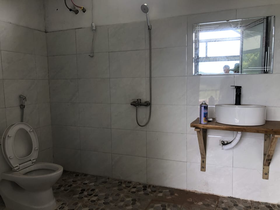 Panoramic Suite | Bathroom | Shower, hydromassage showerhead, designer toiletries, slippers