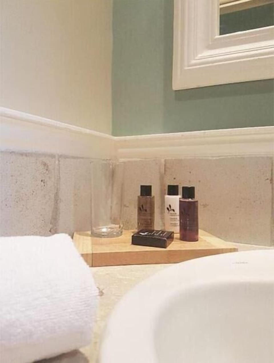 Shower, free toiletries, hair dryer, bidet