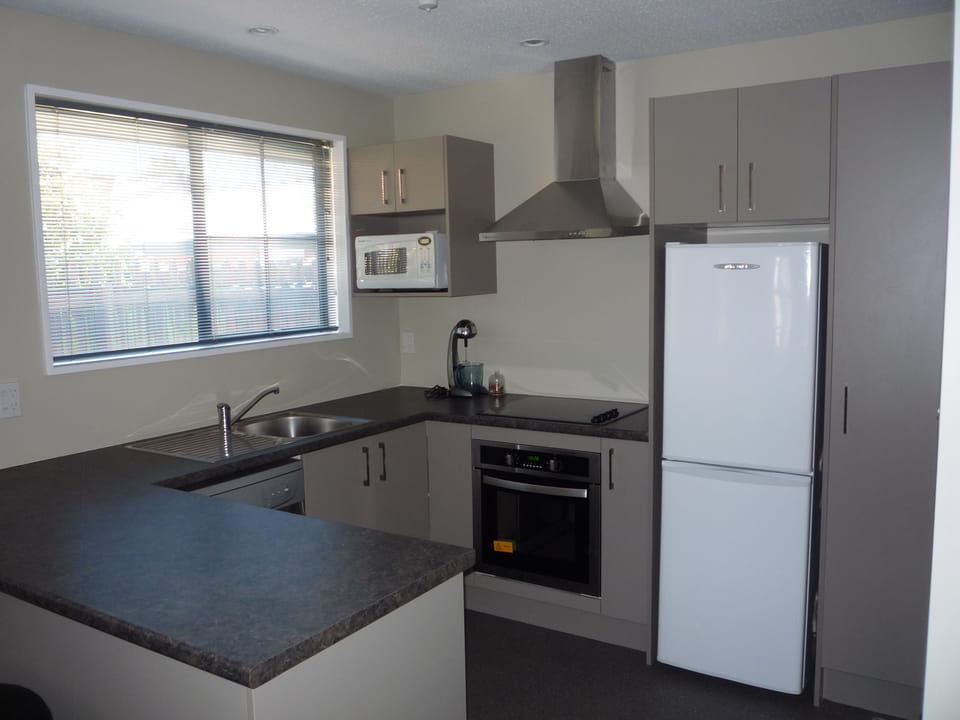 Townhouse 2 Bedrooms | Private kitchen | Coffee/tea maker, microwave, electric kettle